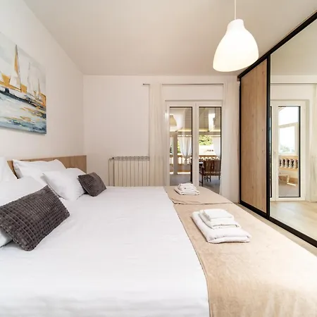 דירה With Swimming Pool Palit, Rab - 24995 *